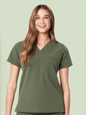 NWOT mandala scrub 1 pocket top limited edition THYME color sz M